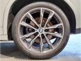 BMWの純正アロイホイールは軽量かつ強度にも優れているホイールで走行性能を引き上げる設計になっております。足元にもBMWは妥協がなくこだわっている個所になります。
