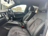 快適なショールームにて、お車選びのお手伝いから、ご購入後の整備待ちまで、ご対応致します。