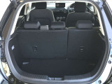 【広々トランクルーム】車体に対してスペースは広めに作ってあります。また、背もたれを倒すとより多くの荷物を乗せることができます。