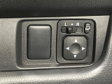 【電動格納ミラー】サイドミラーは電動格納式となっており、狭い駐車場でもキズがつくリスクを抑えられます。