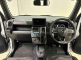 美しいデザインの運転席空に加えてUV&IRカット機能付きフロントガラスの面積や位置取りが良く、前方・右前・左前方向の視認性がいいですよ!