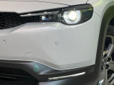 【LEDヘッドライト】悪天候や夜間走行時も良好な視界を確保し安心して運転できる高輝度LEDヘッドライトを装備!点灯速度が早く、消費電力も抑えられています。