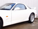 人気のRX-7最終6型モデルの入庫!実走行64,000kmと少なく、BBS17AW、HKSマフラー、純正エアロなど充実装備の一台。エアコンも正常に作動し外装には補修が必要な傷なども御座いません