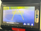 【バックカメラ】駐車時に後方がリアルタイム映像で確認できます。大型商業施設や立体駐車場での駐車時や、夜間のバック時に大活躍!運転スキルに関わらず、今や必須となった装備のひとつです!