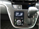 オートエアコンを装備しておりますので、四季を通じて車内を快適な温度に保つことが出来ます!高級感が有りますね!