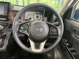 インテリアに合わせたデザインのステアリングは、運転される方のことも考え、運転しやすい形状、大きさです。是非一度、実際に触ってお確かめください。