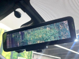 【インテリジェントルームミラー】後席の大きな荷物や同乗者で後方が確認しづらい時でも安心!カメラが撮影した車両後方の映像をルームミラー内に表示。クリアな視界で状況の確認が可能です!