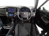 革巻きステアリングで快適な操作性の運転席です。