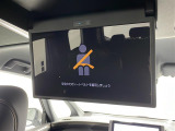【後席モニター(フリップダウンモニター)】後部座席からも、DVDや映画・ライブ映像など様々な動画が楽しめドライブが退屈しません!※機種によって接続できる映像が異なります。