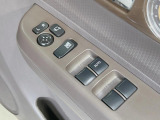 【電動格納ミラー】サイドミラーは電動格納式となっており、狭い駐車場でもキズがつくリスクを抑えられます。