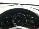 【アクティブ・ドライビング・ディスプレイ】コンバイナーにルートや車速などの情報を表示し、ドライバーの視線移動と、焦点調整の 時間をさらに短縮する事で、わき見のリスクを低減し ます。