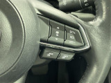 【マツダ・レーダー・クルーズ・コントロール(MRCC)】先行車との速度差や車間距離を認識し、設定した車速内で車間距離を自動で調整・維持することで、高速道路などでドライバーの負担を軽減します。