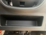運転席の膝あたりの前方にも小物入れがあります。