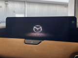 【12.3インチマツダコネクト】車内の雰囲気にマッチした大型ディスプレイ。スマホ接続でのナビ使用やBluetooth再生等、様々な機能が楽しめます。直感的なダイヤル操作が可能で、使い勝手も良好です。