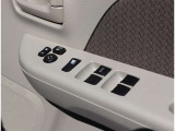 電動格納ドアミラー+全席パワーウィンドウ!運転席はワンタッチ式で、キーオフ後の作動も可能!挟み込み防止機構付で安心です!