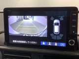 リバースギアに入れるだけで後方の表示へ切り替わります。夜間や雨の日の駐車も楽になりますよ。