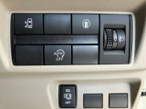 安全装備に関するボタンは運転席周りにまとめて設置されています