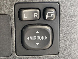 【電動格納ミラー】サイドミラーは電動格納式となっており、狭い駐車場でもキズがつくリスクを抑えられます。