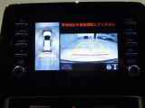 パノラミックビューモニター付きです。車両を上から見たような映像をディスプレイオーディオ画面に表示。運転席からの目視だけでは見にくい、車両周辺の状況をリアルタイムでしっかり確認できます。