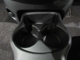 フロント中央に大型のドリンクホルダー付いています。