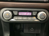 左右独立で温度管理のできるオートエアコン付きですので予め温度設定すれば後はセンサーが感知して設定温度を保ってくれますので快適なドライブが楽しめます。雨の日のガラスの曇りもなく安全な運転ができます。