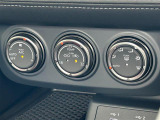 【オートエアコン】車内温度を感知して自動で温度調整をしてくれるのでいつでも快適な車内空間を創り上げます。
