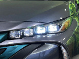 【LEDヘッドライト】悪天候や夜間走行時も良好な視界を確保し安心して運転できる高輝度LEDヘッドライトを装備!点灯速度が早く、消費電力も抑えられています。
