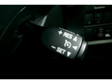 アクセル操作なしでも車が自動で設定したスピードを保ってくれる機能です。長距離の運転、特に高速道路では運転が楽になります。