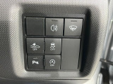 【スマートアシスト】走行中に前方の車両等を認識し、衝突しそうな時は警報とブレーキで衝突回避と被害軽減をアシスト。より安全にドライブをお楽しみいただけます。