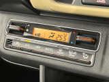 【オートエアコン】一度お好みの温度に設定すれば、車内の温度を検知し風量や温度を自動で調整。暑い…寒い…と何度もスイッチ操作をする必要はありません。快適な車内空間には必須の機能ですね♪