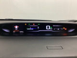 中央にデジタル表示のスピードメーターを配したハイブリット専用メーターになっています。左側のインフォメーション画面で燃費などの情報を確認できます。