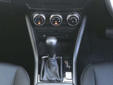 【オートブレーキホールド】停車中にブレーキペダルから足を放しても、ブレーキを自動的に制御して、車両の停車状態を保持する機能です。信号待ちなどの停車時に運転者の負担を軽減します。