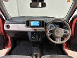 ひとつひとつのパーツを大きく、すっきりシンプルに!見易い計器類と運転し易いドライビングポジションは、視角も少なく、スクェアなボディで前方&左右の見切りが良く運転し易いクルマです