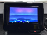 ギヤをR(バック)に入れるとディスプレイオーディオの画面に後ろの映像が映るリアカメラ付です。後退時、コンディションが悪い視界でもカラーバックモニターがドライバーをサポートします。