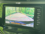 【バックカメラ】駐車時に後方がリアルタイム映像で確認できます。大型商業施設や立体駐車場での駐車時や、夜間のバック時に大活躍!運転スキルに関わらず、今や必須となった装備のひとつです!