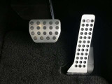 【オルガン式アクセルペダル】かかとを支点として足首とペダルの動きが一致するため、スムーズで正確な操作が可能です。ペダル反力を足の重さで支える事ができるため長時間の運転でも足が疲れにくくなります。