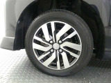 かっこいいホイールですね。 車のイメージを大きく左右するホイール部分はコダワリを持ちたいですね。