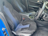 スポーツシートになっておりますので、ドライバーの身体をホールドし、安定したドライビング姿勢をサポート致します。日常的な運転でも、長時間にわたる運転でも快適な姿勢を保つための設計になっております。