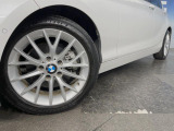 ●純正17インチアルミホイール:輸入車ならではの卓越した走りを支えるホイールと足回りです!日本車の走りに慣れている方にもぜひ体感して頂きたいほど、高いレベルでまとまっています!