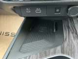 ワイヤレス充電器(メーカーオプション)。Qi規格対応スマートフォンの充電器を、センターコンソールに装備。USBコードを接続することなく、手軽に充電出来ます。