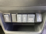 スマートフォンなどの充電に便利なUSBジャック。運転席からも助手席からも使いやすいです。シートヒーター付き!直接体を温てくれるので寒い日の運転も快適です。