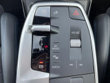 【シフトノブ】BMWの高性能オートマチックは、ATセレクトレバーを左側に倒すことで、通常の「D」から「S」(スポーツ)または「M」(マニュアル)へと切り替えが可能です。