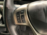 ステアリングにオーディオ操作スイッチが付いています。オーディオ画面に直接タッチしなくても操作が出来ますので、運転に集中できます。