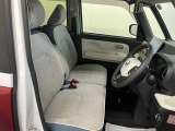 フロントベンチシートが運転席足元もゆったり、広々快適です、助手席へのウォークスルーも楽々可能ですよ☆