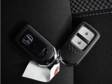◆スマートキー◆カギをバッグやポケットに入れたままでもドアロックの開閉ができる『スマートキー』付き!雨天や暗くなってもカギを取り出す必要がなくドアの開錠&エンジンも始動できます