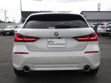 L字型の特徴的なテールランプが、後のドライバーへBMWを印象付けます。
