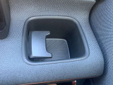 運転席専用のドリンクホルダー、携帯や小物を入れることもできます。