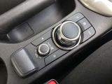 「MAZDAコネクト」コマンダー部 手元を見ることなく操作出来るように左手を自然に降ろした位置に設置。シンプルで使いやすく、機能を覚えやすいボタン配置になっています。