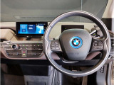 BMWのステアリングはドライバーと車体が一体感に感じれるような操作性を実現しております。また、握りやすさや操作性を向上するためにスイッチ類も配置されております。