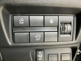 安全装備に関するボタンは運転席周りにまとめて設置されています